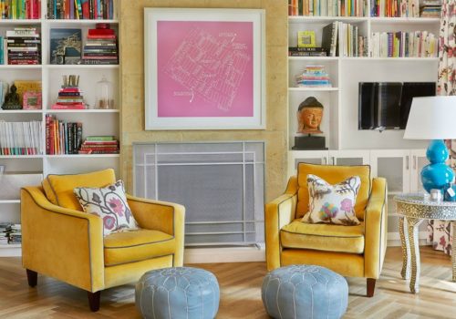 Μουσταρδί καναπέδες, μουσταρδί τοίχος, ροζ καδράκι και γκρι λεπτομέρειες δημιουργούν ένα πολύ μοντέρνο και στιλάτο αποτέλεσμα.